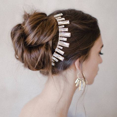 Twigs & Honey® on Instagram: “Lovely Crystal Skyline hair comb style 2024 is a bold statement piece... truly unique. With oversized Swarovski crystals all handset in our…” Everyday Updos, Art Deco Headpiece, Rose Gold Hair Accessories, Embellished Veil, Hollywood Golden Age, Crystal Bridal Headpiece, Disco Wedding, Art Deco Hair, Red Carpet Hair