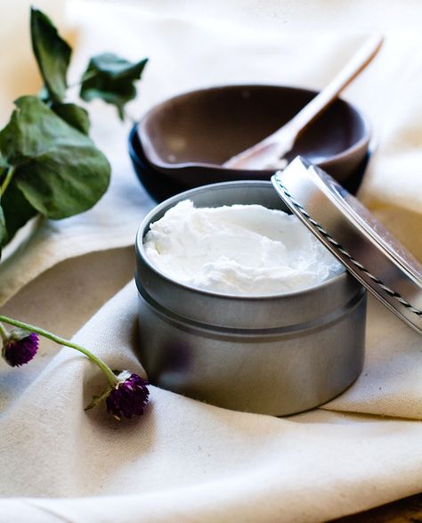 DIY Hand Repair Cream (with 4 ingredients, natural skincare) Aloe Body Butter, Shea Butter Diy, Hand Moisturizer, Body Butters Recipe, Diy Skin Care Recipes, Body Butters, Homemade Beauty, Whipped Body Butter, Repair Cream