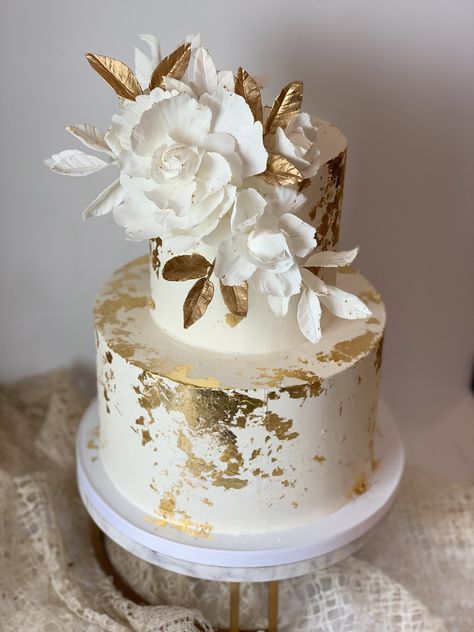 Elegant Gold Cakes Birthday, Nutmeg Cake Design, 50 Wedding Anniversary Cake Ideas, Gold And White Cake Design, White Gold Cake Design, White And Gold Anniversary Cake, White And Gold Wedding Cake Elegant, 50th Anniversary Cakes Gold, Wedding Cake Designs Elegant Gold