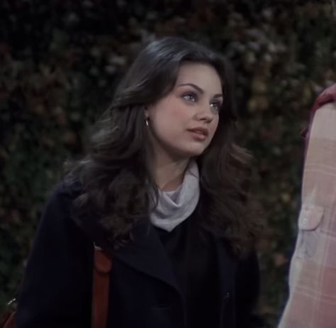 Jackie Burkhart Outfits, Jackie That 70s Show, Mila Kunis Hair, Jackie Burkhart, 70s Show, Brown Hair Brown Eyes, Mila Kunis, Haircuts Straight Hair, Curly Hair Tips