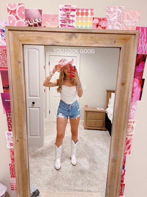 Country Concert White Boots, Pink Cowboy Boots Outfit Winter, White Cowgirl Hat Outfit, White Cowgirl Boots Outfit Summer, White Cowboy Hat Outfit, Pink Cowgirl Hat Outfit, Pink Cowboy Hat Outfit, Outfits With White Cowgirl Boots, White Cowboy Boots Outfit Summer