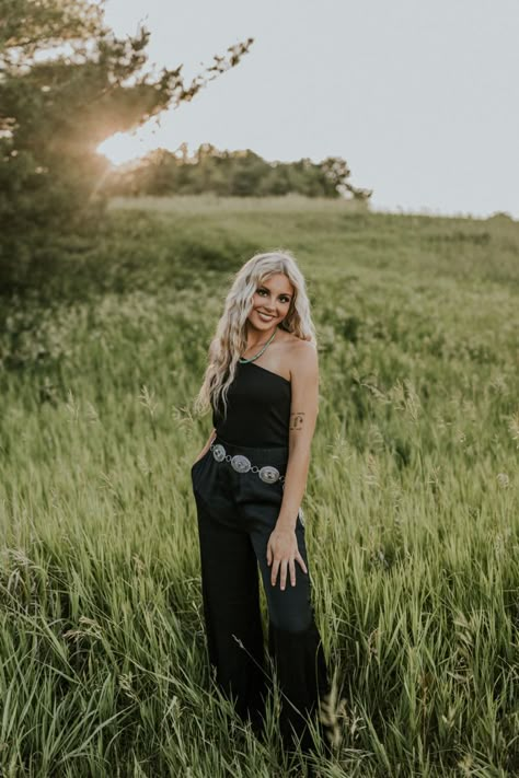 Western Outfits Women Senior Pictures, Cute Western Outfits For Senior Pictures, Western Outfit Senior Pictures, Senior Picture Western Outfits, Western Outfit Ideas For Senior Pictures, Western Photo Shoot Outfit, Western Senior Outfits, Vaquero Senior Pictures, Country Senior Photoshoot Ideas