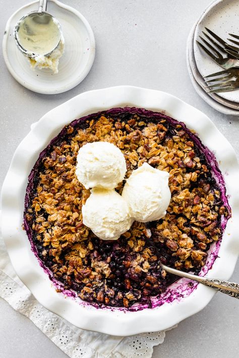 A delicious and healthy blueberry crumble that can be made with fresh or frozen blueberries and is topped with an oatmeal pecan crumble. It's naturally sweetened, gluten-free + vegan. Healthy Blueberry Crumble, Easy Blueberry Crumble, Berry Crumble Recipe, Blueberry Crumble Recipes, Gluten Free Crumble, Pecan Crumble, Berry Crumble, Oat Crumble, Blueberry Crumble