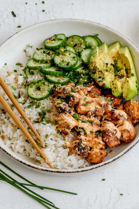 Spicy Salmon Bowls with Coconut Rice Meals To Make With Salmon, Coconut Rice Salmon Bowl, Quick Pescatarian Dinner, Low Cal Pescatarian Recipes, Fresh Easy Dinner, Nutrition Bowl Recipes, Dinner Ideas Whole 30, Salmon And Coconut Rice, Goop Kitchen Recipes