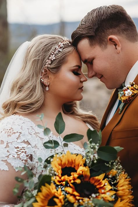 Country Wedding Portraits, Wedding Photos Poses Plus Size, Sunflower Hair Wedding, Wedding Fall Photography, Wedding Portraits Plus Size, Bigger Bride Photography, Plus Size Bridal Photography Poses, October Wedding Photography, Rustic Wedding Portraits