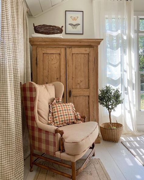 Cozy Chairs For Bedroom, Armoire Living Room, Country House Bedroom, Country Cottage Interiors, Room To Room, Musical Chairs, Casa Country, Rustic Home Design, Cottage Bedroom