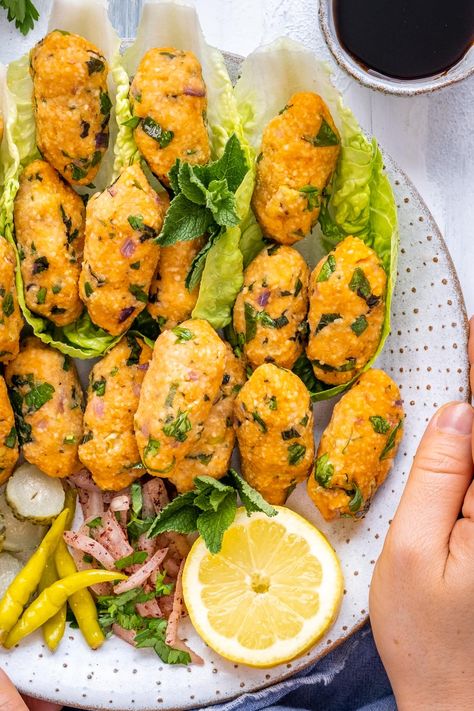 Turkish Vegan Lentil Meatballs. Perfect party or picnic food that is loved by both kids and adults. #lentilballs #turkishlentilballs #veganlentilmeatballs Kisir Recipe, Bulgar Recipes, Vegan Picnic Food, Bulgur Wheat Recipes, Picnic Food Recipes, Lentil Balls, Bulgur Recipes, Lenten Meals, Vegan Picnic