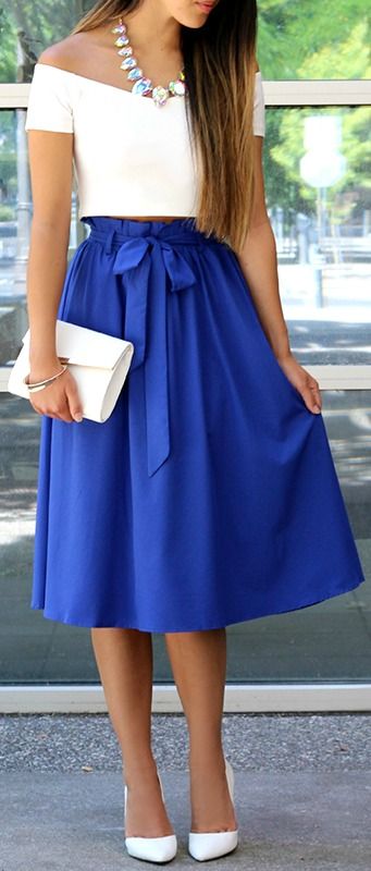 Women's fashion | Chic blue royal high waist skirt with bow and white crop top-LOVE THIS OUTFIT Royal Blue Skirt, White Ootd, Ootd Chic, Blue Midi Skirt, Chique Outfits, Skirt Mini, Blue Skirt, Guest Outfit, Mode Inspiration