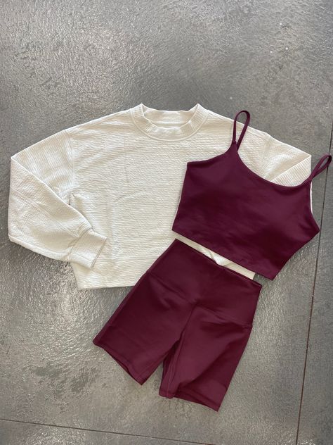 Maroon Workout Outfit, Burgundy Gym Outfit, Burgundy Workout Outfit, Cheer Practice Outfits, Modest Workout, Gym Ootd, Lulu Outfits, Pilates Outfit, Gymwear Outfits