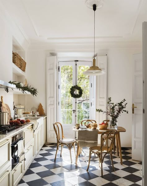 Decor For White Kitchen, Checkered Floor Kitchen, Kitchen Flooring Trends, White Kitchen Floor, Kitchen Decorating Ideas, White Kitchen Decor, Flooring Trends, Classic Kitchen, Kitchen Decorating