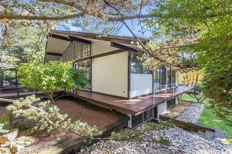 For Less Than $1M, a Rare Home by Edward Durell Stone Hits the Market - Dwell Edward Durell Stone, Montclair New Jersey, Modern Outdoor Spaces, Large Patio, Midcentury Home, Porch Deck, Wood Patio, Side Yard, Patio Porch