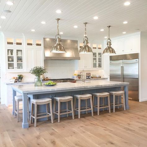 A long kitchen island like this one is a great idea if you're looking for kitchen ideas or kitchen remodel tips that allow you to better entertain! With five seats down the side and a seat on each end, this island offers plenty of extra seating. House Big, Kitchen Island Decor, Large Kitchen Island, Modern Kitchen Island, Kitchen Island With Seating, Kitchen Corner, Diy Kitchen Island, Island With Seating, Design Apartment