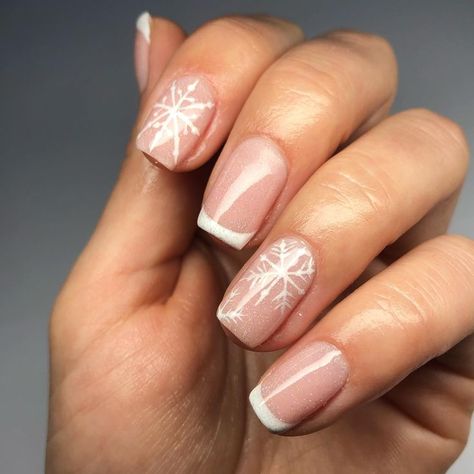 A timeless nude French manicure with a twist. Delicate snowflakes are intricately painted on the accent nails, blending classic elegance with seasonal charm. The soft glitter topcoat adds a subtle shimmer, making this design perfect for winter occasions. Cute Nail Art Ideas, Short Christmas Nails, White Christmas Nails, Christmas Snowflakes Nails, Ideas For Short Nails, Snowflake Nail, Snowflake Nail Art, Festive Nail Art, Minimalist Nail Art