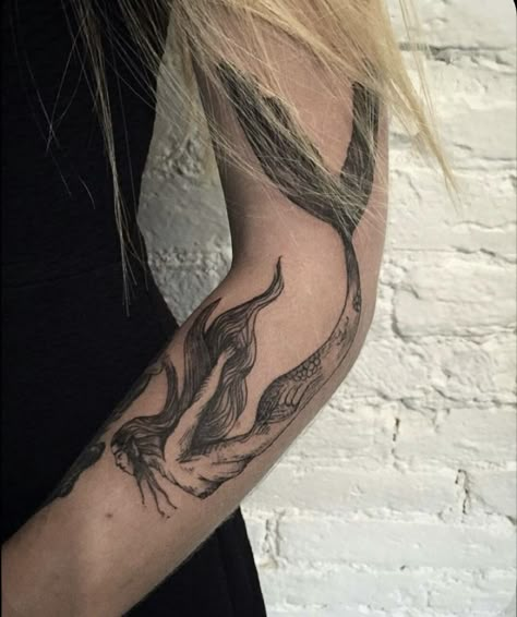 Dark Mermaid Tattoo, Siren Tattoo Goddesses, Serious Tattoos, Vintage Mermaid Tattoo, Siren Tattoos, Trippy Tattoo, Siren Tattoo, Mermaid Tattoo Designs, Ocean Tattoo