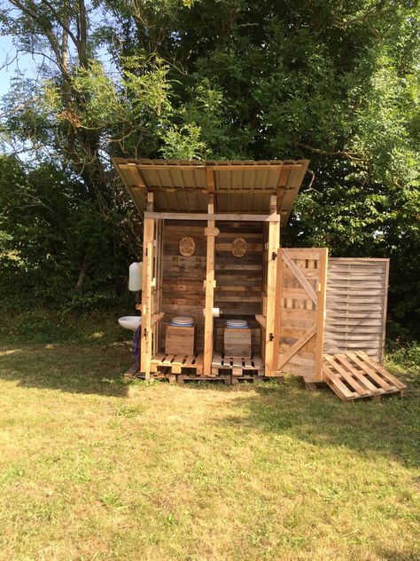 Pallet Outhouse, Compost Toilets, Large Planter Boxes, Outhouse Bathroom, Pallet Planter Box, Out Houses, Repurpose Pallets, Composting Toilets, Outdoor Bathroom Design