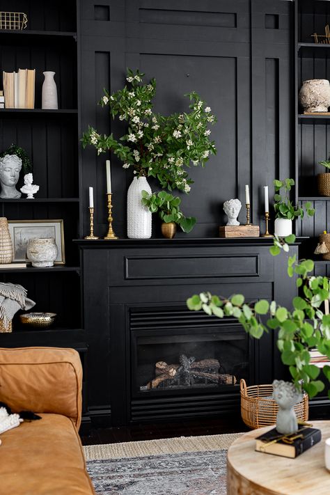 Easy Summer Mantel Moody Home Decor, Summer Mantel, Black Feature Wall, Front Porch Christmas Decor Ideas, Country Diy, Porch Christmas Decor Ideas, Porch Christmas Decor, Front Porch Christmas, Christmas Decor Ideas Diy