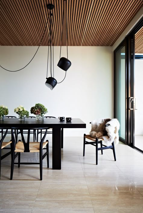 Oban House by AGUSHI Builders and Workroom Design / South Yarra, a suburb of Melbourne, Australia Timber Ceiling, Lights Hanging, Modern Properties, Interior Minimalista, Wooden Ceilings, Wood Ceilings, Decoration Inspiration, The Ceiling, Wood Slats