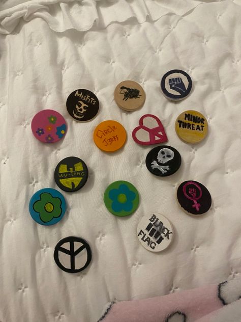 Punk Pins Diy, Button Pins Aesthetic Grunge, Diy Pins Buttons Punk, Communist Punk Patches, Trans Punk Patches, Feminist Button Pins, Punk Pins, Diy Pins, Black Flag