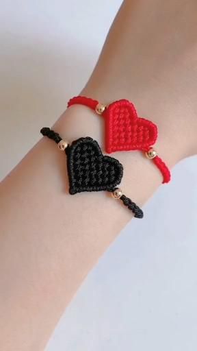 Bracelet tutorial #craft Crochet Gifts For Boyfriend, Easy Crochet Gifts, Simpul Makrame, Pola Macrame, Bahasa Jepun, Diy Bracelets With String, Ankle Bracelets Diy, Diy Friendship Bracelets Tutorial, Braided Bracelet Diy