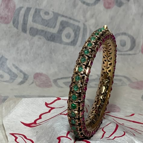 Antique Gold Bangle, Antique Gold Bracelet, Gold Bangles Indian, Ruby Bangles, Jewelry Bangles, Antique Gold Earrings, Gold Temple Jewellery, Gold Earrings Models, Antique Gold Jewelry Indian