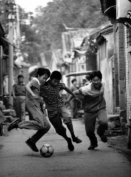 Robert Doisneau, Anatomy Poses, Children Playing, Cities In Europe, Human Poses, Cinematic Photography, Action Poses, Pose Reference Photo, Street Photo