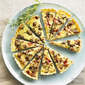 Bacon-Mushroom Quiche with Gruyere and Thyme Christmas Brunch Recipes, Mushroom Quiche, Christmas Breakfast Recipe, Breakfast Quiche Recipes, Bacon Stuffed Mushrooms, Breakfast Quiche, Brunch Menu, Quiche Recipes, Make Ahead Breakfast