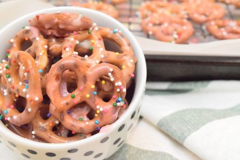 Valentine's Day Yogurt Covered Pretzels - The Beard And The Baker Yogurt Covered Pretzels Recipe, Decorated Pretzels, Yogurt Pretzels, Yogurt Covered Pretzels, Pretzel Recipe, Pretzel Twists, Recipe For Kids, Twisted Recipes, Covered Pretzels