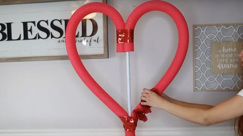 A Pool Noodle Is The Star Of This Stunning DIY Valentine's Day Centerpiece - House Digest Pool Noodle Heart Wreath, Pool Noodle Heart, Valentine Wreath Craft, Diy Noodles, Pool Noodle Wreath, Valentines Wreaths, Pool Noodle Crafts, Valentines Day Bears, Red Centerpieces