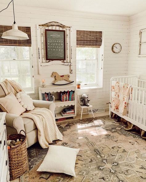 Primitive Nursery Ideas, Old Farmhouse Nursery, Country Cottage Nursery, Vintage Gender Neutral Nursery, Vintage Farmhouse Nursery, Thrifted Nursery, Rustic Baby Nursery, Nursery Simple, Vintage Floral Nursery