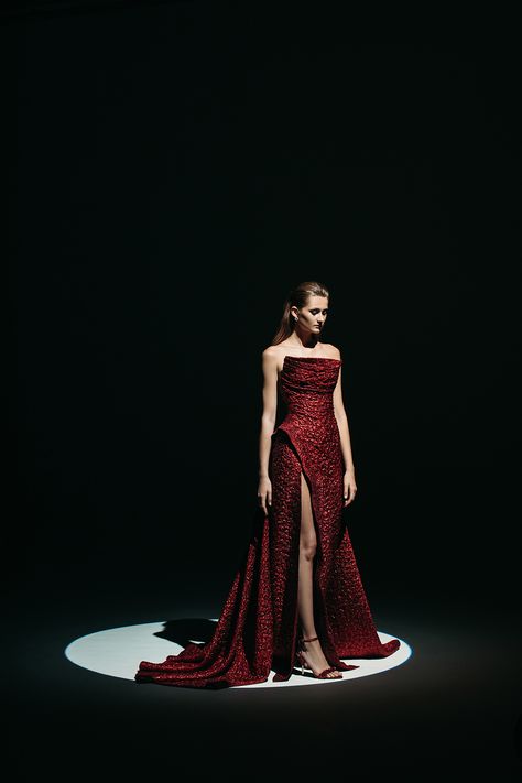 Red Gown Evening, Maison Yeya, Elizabeth Stone, Mode Dress, Mode Editorials, Yule Ball, Collection Couture, Cape Style, Gala Dresses