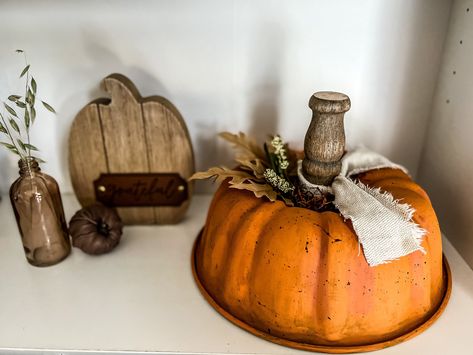 Bundt Pan Pumpkin, Fall Decor Farmhouse, Fall Pumpkin Crafts, Fall Decor Diy Crafts, Fall Dishes, Wooden Pumpkins, Fall Thanksgiving Decor, Pumpkin Fall Decor, Fall Halloween Crafts