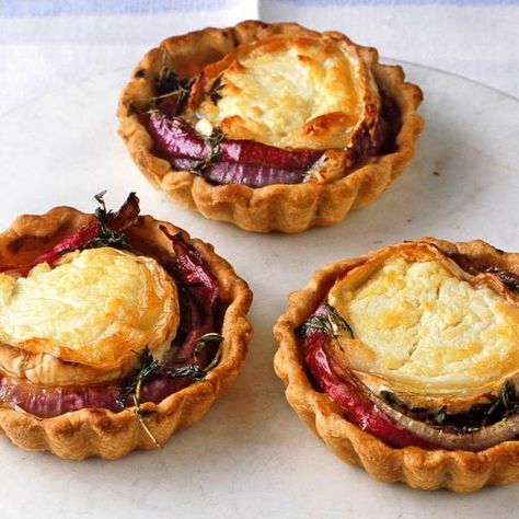 Goat’s cheese and red onion tarts Veggie Tart, Shortcrust Pastry Recipes, Caramelised Onions, Goat Cheese Tart, Onion Tart, Cheese Tart, Goat Cheese Recipes, Goats Cheese, Cheese Tarts