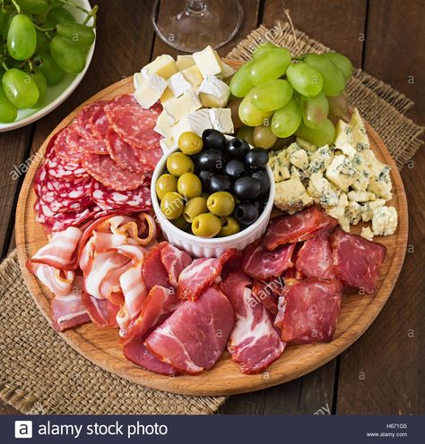 Esegui il download di questa immagine stock: Antipasto piatto di catering con pancetta, a scatti, salame, formaggio e Uva su uno sfondo di legno - H671G5 dalla libreria Alamy di milioni di fotografie, illustrazioni e vettoriali stock ad alta risoluzione. Cured Meat Platter, Catering Platters, Antipasto Platter, Meat Platter, Meat Appetizers, Charcuterie Inspiration, Charcuterie Platter, Party Food Platters, Charcuterie And Cheese Board