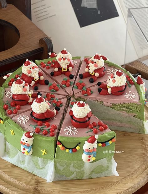 Aesthetic Christmas Desserts, Slice Cake Decoration, Korean Christmas Cake, Christmas Desserts Aesthetic, Christmas Cake Aesthetic, Korean Christmas, Kue Macaroon, Christmas Themed Cake, Holiday Cake