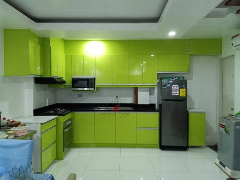 Light Paint Colors, Kitchen Colour Combination, Paint Backsplash, Kitchen Colour, Green Kitchen Cabinets, Perfect Kitchen, Cupboard Design, Kitchen Color, Color Help