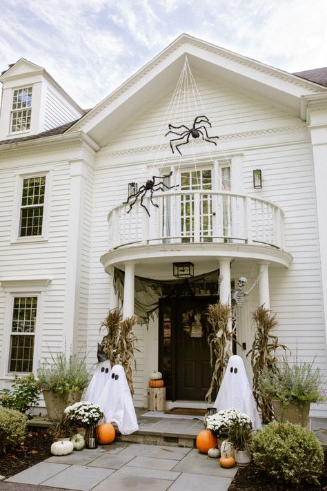 My Spin on Halloween Styling: Fall Front Porch - Lauren McBride Aesthetic House Exterior, Halloween Styling, Halloween Patio, Lauren Mcbride, Porch Styles, Halloween Front Porch Decor, Farmhouse Halloween, Halloween Porch Decorations, Halloween Front Porch