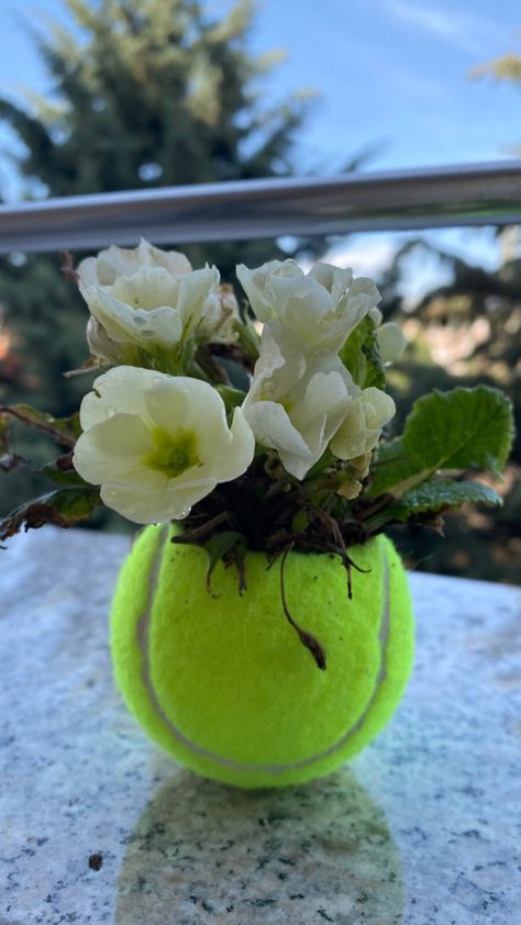 Tennis Party Centerpieces Ideas, Diy Tennis Gifts Ideas, Tennis Party Decorations Diy, Tennis Party Centerpieces, Tennis Table Centerpieces, Tennis Ball Wreath, Tennis Ball Centerpieces Diy, Tennis Ball Flower Arrangement, Tennis Floral Arrangement