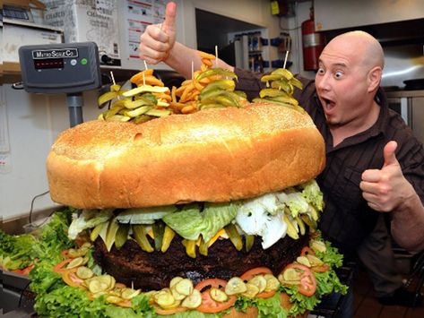 You’re given 1 hour to finish this and win $1000 cash. Which one friend would you invite to help you? Giant Hamburger, Michigan Food, Man Vs Food, Carb Cycling Diet, Big Burgers, Man Food, Food Challenge, Big Meals, Superbowl Party