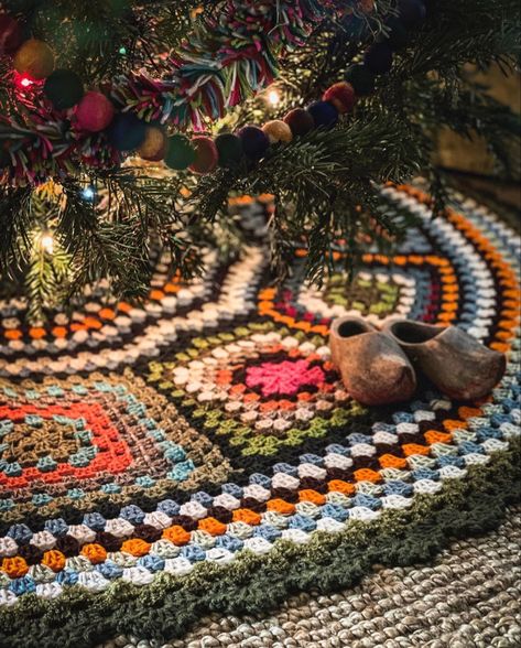 Granny Square Christmas Tree Skirt, Crochet Christmas Skirt, Granny Square Tree Skirt, Granny Square Tree, Sew Christmas Gifts, Square Tree Skirt, Tree Skirt Crochet, Granny Square Christmas, Square Tree