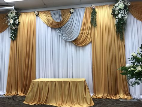 Simple Wedding Stage, Curtain Backdrop Wedding, Eco Friendly Wedding Decor, Cocktail Table Decor, Draping Ideas, Simple Stage Decorations, Blinds And Curtains, Church Altar Decorations, Wedding Decoration Ideas