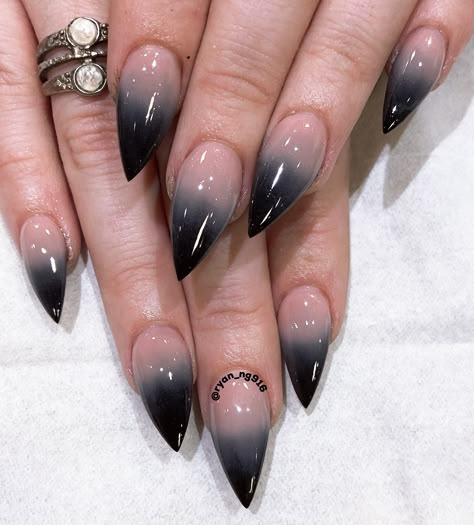 #art #ombrenails #nails #coffinnails #black #longnails #acrylicnails Short Stiletto Nails, Vampire Nails, Black Ombre Nails, Stilleto Nails Designs, Stiletto Nails Short, Short Stiletto, Horror Nails, Black Stiletto Nails, Sharp Nails