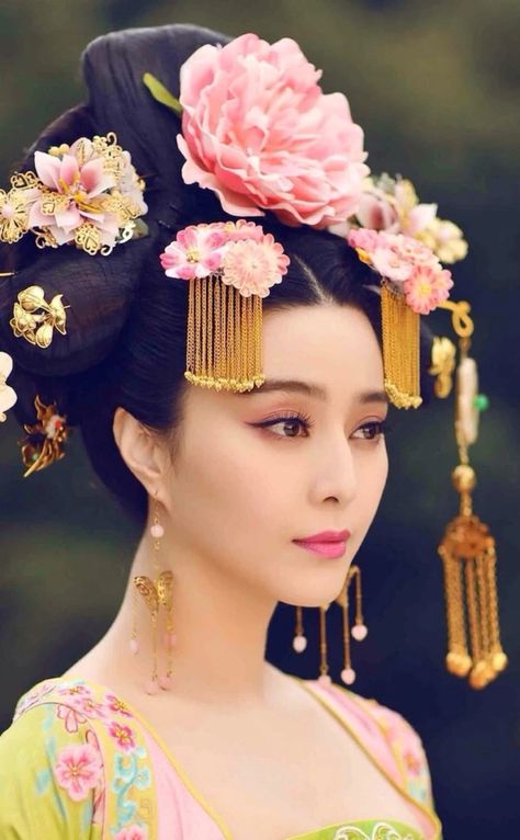 The Empress Of China, Chinese Lady, Empress Of China, Fan Bingbing, Flowers In Her Hair, National Costume, The Empress, Hair Combs, Asian Outfits