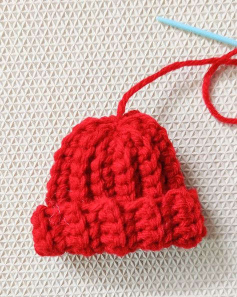 Raji's Craft Hobby: Easy and Quick Crochet Mini Hat Ornament Mini Beanie Crochet Pattern Free, Crochet Mini Hat Ornament, Crochet Mini Christmas Present, Small Hat Crochet, Crochet Mini Christmas Hat, Crochet Small Santa Hat Free Pattern, Crochet Tiny Hat Free Pattern, Crochet Mini Christmas Ornaments Free Pattern, Mini Crochet Beanie