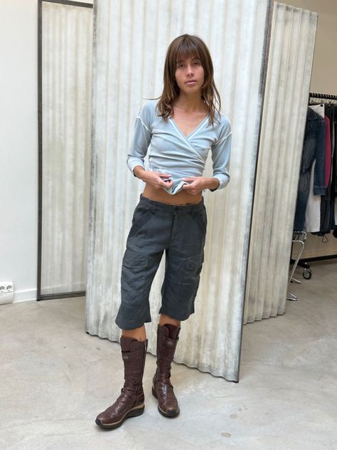 Grey Capris Outfit, Capris Outfit, Capri Outfits, 90s Inspired Outfits, Boots Style, High Fashion Street Style, 90s Fashion, Fashion Inspo Outfits, Dress To Impress