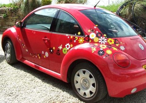 Volkswagen Beetle with Flower stickers Vw Beetle Flower, Vw Beetle Accessories, Hippie Car, Bug Car, Volkswagen New Beetle, Car Deco, Beetle Car, Volkswagen Bug, Volkswagen Car