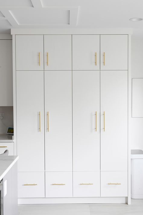 White Cupboards Bedroom, Built In Wardrobe Ideas Sliding Doors, Narrow Closet Design, Hold My Beer, White Cupboards, Bedroom Built In Wardrobe, Built In Dresser, Bedroom Cupboards, Wardrobe Door Handles