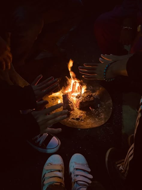 Winter Fire Snapchat Story, Born Fire Night Snap, Bonfire Snapchat Story, Bonfire Snap, Winter Dps, Abaya Pics, Fire Snap, Chai Photography, Bonfire Aesthetic