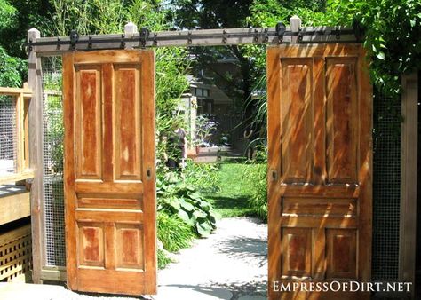 Old doors instead of garden gates - gallery of ideas. Using barn door hardware, they hung two old doors to mark the entrance to the garden. This style allows a nice wide entry point for getting equipment in and out, and the wood definitely adds old charm to an otherwise very modern looking garden. Shutters Repurposed Decor, Ideas Jardin, Garden Area, Have Inspiration, Garden Windows, Creative Gardening, Old Door, Old Doors, Garden Doors