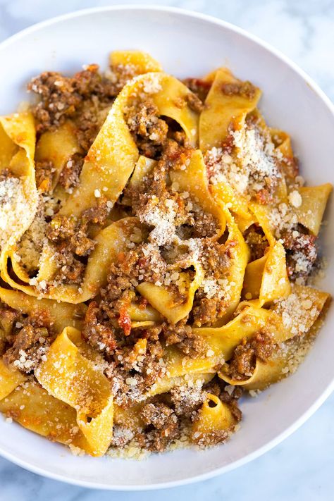 Slow Cooker Bolognese, New York Restaurants, Pumpkin Crisp, Pasta Bolognese, Meat Pasta, Bolognese Recipe, Bolognese Sauce, Italian Recipes Authentic, Italian Dishes