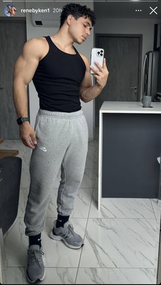 Aesthetic Workout Outfits Men, Boys Gym Outfits, Winter Gym Outfit Men, Guy Gym Outfit, Gym Outfit Men Style, Gym Fits Men, Mens Gym Fashion, Gym Guys, Gym Outfit Men